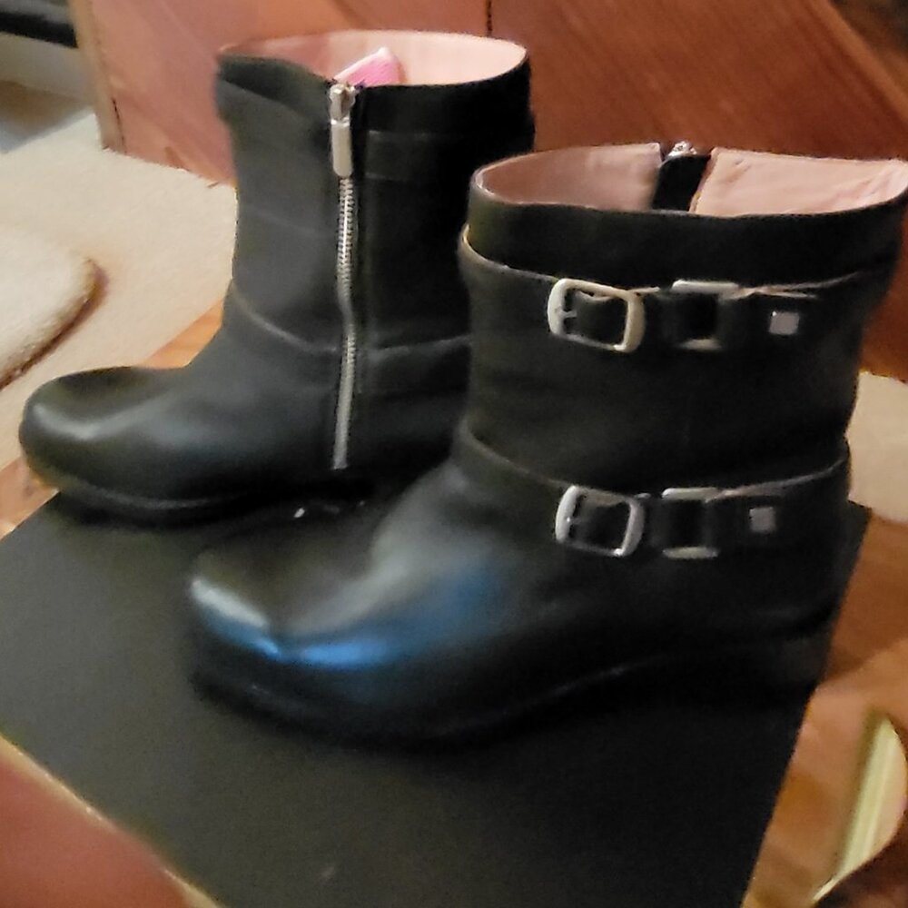 Taryn Rose Black ankle bootie sz 8 low heel